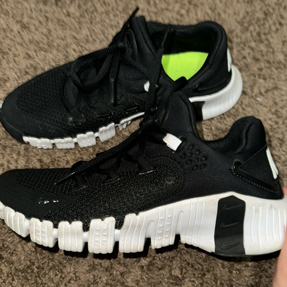 Nike Free Metcon 4 in black and white. SIZE 7w